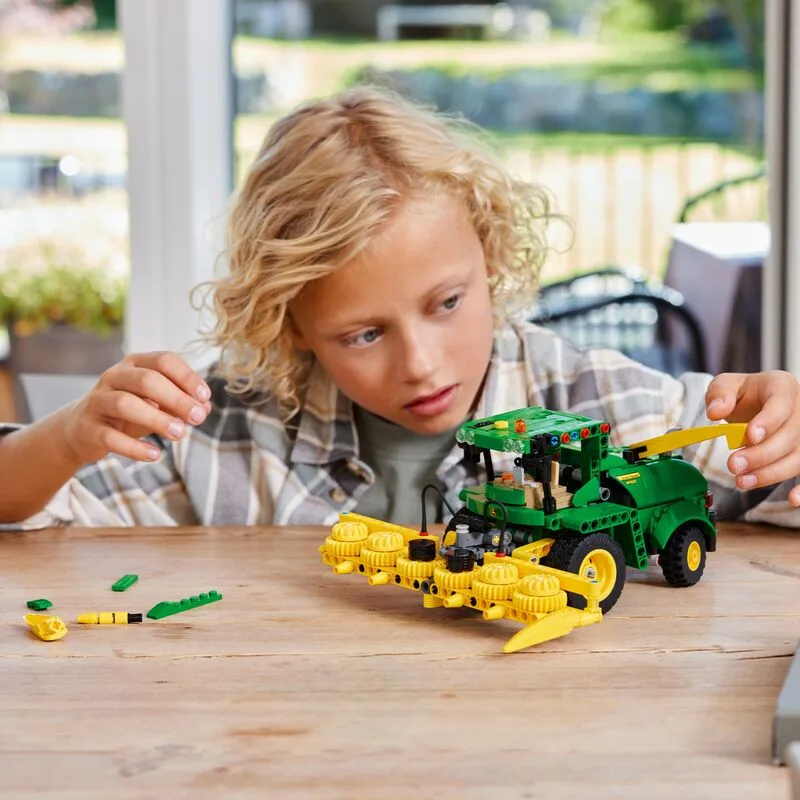 LEGO® Technic John Deere 9700 Forage Harvester (42168) - φωτογραφία 6