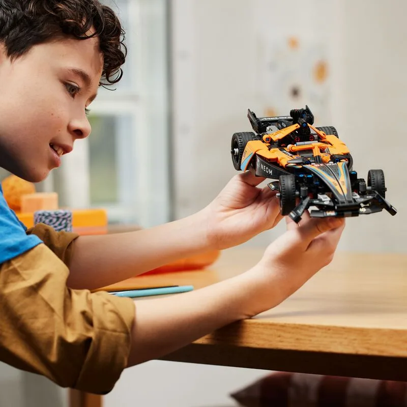 LEGO® Technic Neon McLaren Formula E Race Car (42169) - φωτογραφία 7