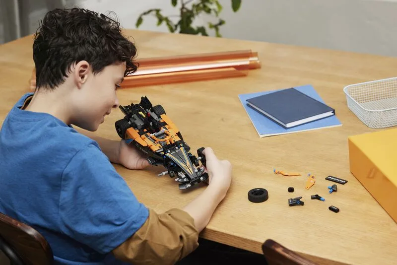 LEGO® Technic Neon McLaren Formula E Race Car (42169) - φωτογραφία 6